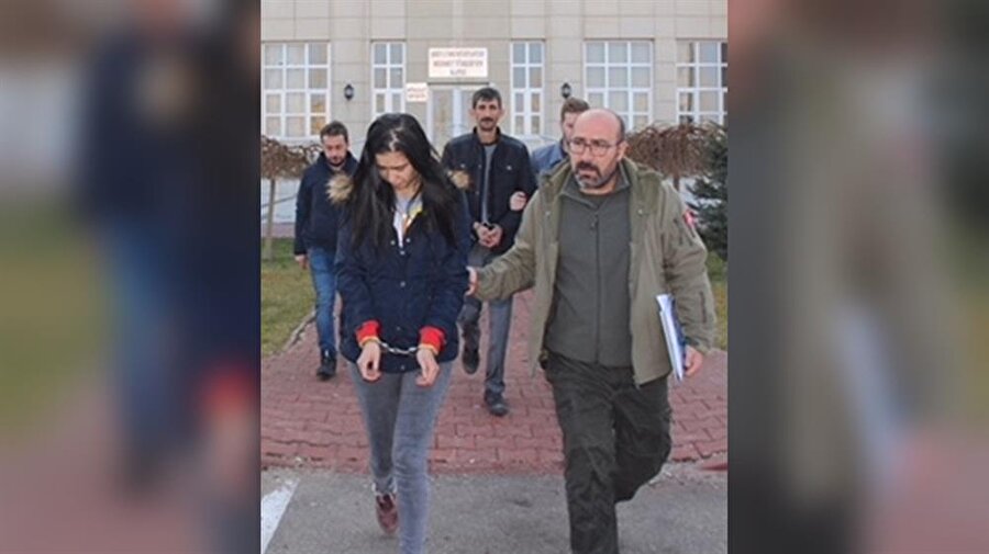 Üniversite öğrencisi kız tabancayı iç çamaşırında saklamış