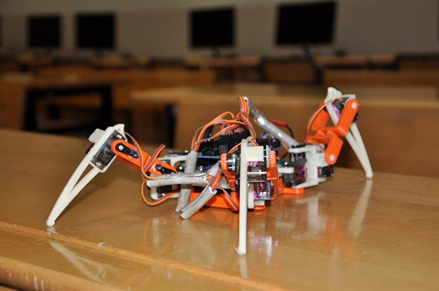 Lise öğrencileri robot üretmek isterken üç boyutlu yazıcı yaptı
Kastamonu'da lise 3. sınıföğrencisi iki arkadaş, robot yapabilmek için 3 boyutlu yazıcı üretti. En az maliyetle robot parçalarına sahip olabilmek için üç boyutlu yazıcı yapan Kastamonu Mesleki ve Teknik Anadolu Lisesi 3. sınıf öğrencisi Efekan Erdoğan ve Muzaffer Bakırcı, yazıcıdan çıkardıkları parçalarda dans eden robot yaptı, içindekilerin dökülmediği kaşığın kasasını tasarladı.