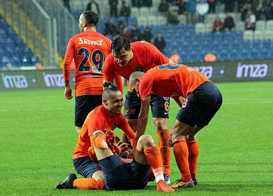 Başakşehir evinde coştu: 4-1
Süper Lig'in 16. haftasında Medipol Başakşehir, Antalyaspor'u evinde konuk etti. Zorlu mücadele ev sahibi ekibin 4-1'lik galibiyetiyle sonuçlandı.
