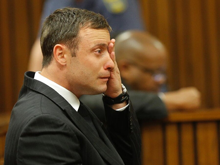 Hayallerine kısa sürede ulaşan ancak hayatı tepetaklak olan Pistorius gençlere bu yönde de örnek olabilir. Sorunlarını çözmek için konuşmak yerine şiddette arayanların sonu da Pistoriu'a benzeyebilir.