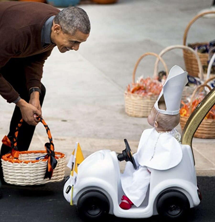 Papa kostümlü çocuğu gören Obama kendisini gülmekten alıkoyamadı
