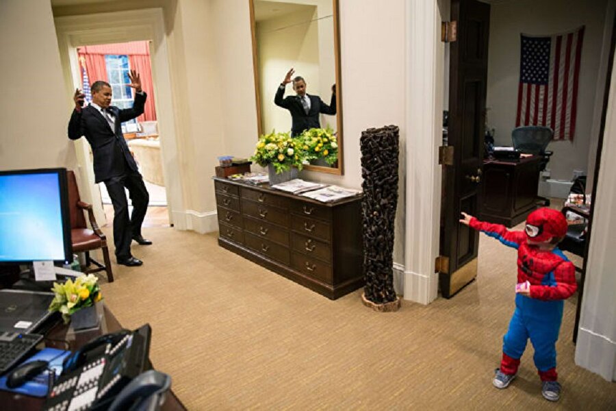 Örümcek adama esir düşen Obama
