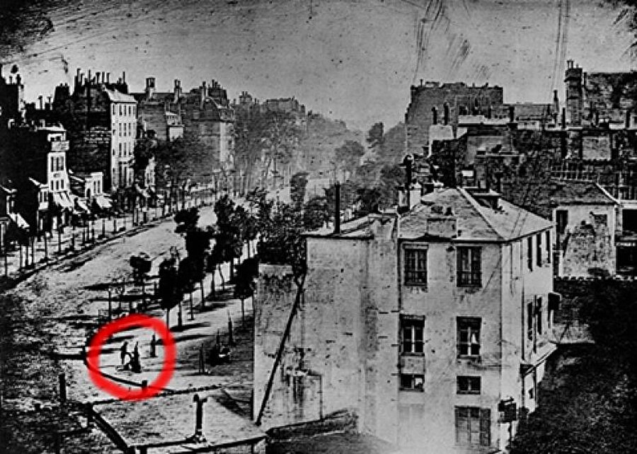 Tarihe geçen adam

                                    
                                    
                                    Sol alt köşede görülen insan, fotoğrafı çekilen ilk insandır. Tarihe geçen adamın muhtemelen bundan hiçbir zaman haberi olmadı.
                                
                                
                                