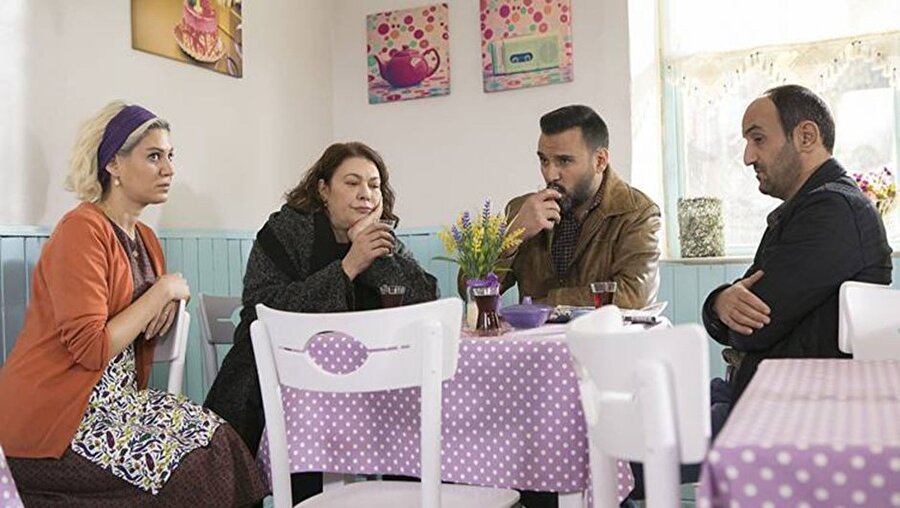 Erken final sinyali 
Başrollerinde Çağla Şıkel, Alişan, Hande Katipoğlu ve Ersin Korkut'un bulunduğu 'Dostlar Mahallesi' dizisi erken final sinyali verdi.