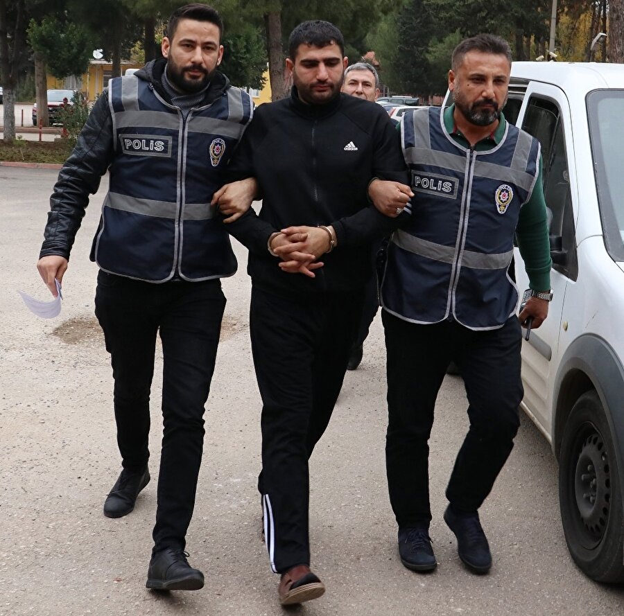 Abisinin acımadan bıçakladığı yengesini öldürmeye kalktı