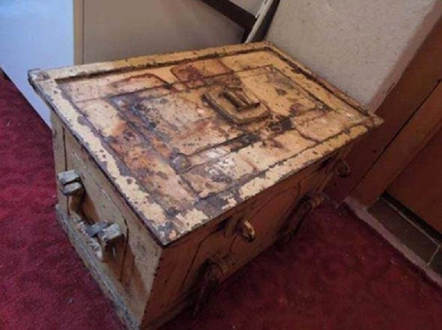 Kendisine miras kalan adam sandığın içinden çıkan şey karşısında şaşkına uğradı