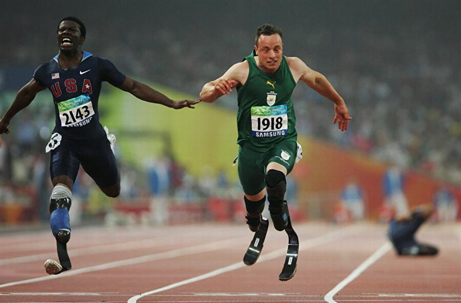 Ancak Uluslararası Atletizm Federasyonları Birliği (IAAF), Pistorius'un karbon fiber protezlerle diğer atletlere göre avantaj sağlayacağını belirtti ve Güney Afrikalı atletin turnuvaya katılmasının önüne geçti.