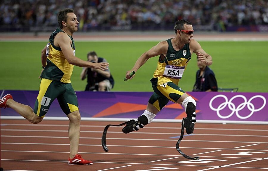 Paralimpik bir sporcu olan Pistorius'un yetenekleri herkesin dikkatini çekti. Güney Afrikalı atlet 2012 Londra Olimpiyat Oyunları'na katıldı. Böylelikle Pistorius, engelli bir sporcu olarak yaz oyunlarında mücadele eden ilk isim oldu.