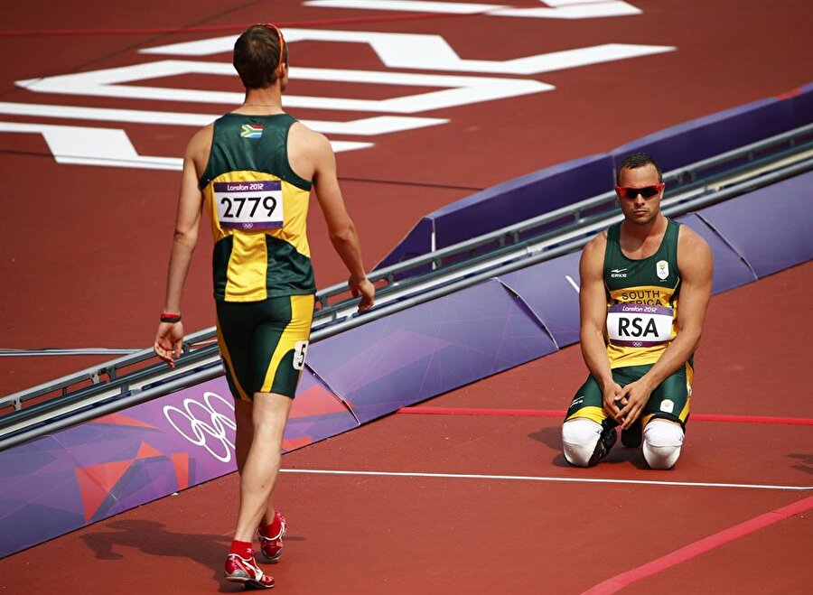 Londra'da 400 metre seçmelerinde 45.44'lük derecesiyle ikinci olan Pistorius adını finale yazdırdı. Pistorius aynı zamanda bu başarısıyla bir ilke imza attı. Bir engelli sporcu olarak çıktığı ilk yarışta ikincilik elde eden Pistorius gözyaşlarına boğuldu.