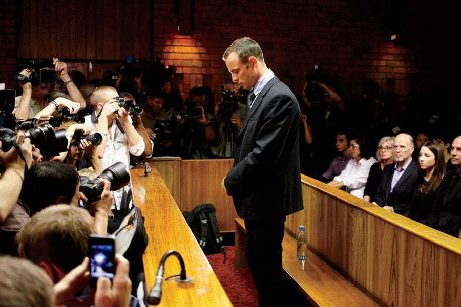 Olayın ardından tutuklanan Pistorius, dört gün sonra kefaletle serbest bırakıldı. Pistoriuso dönemde, eve hırsız girdiğini düşündüğünü ve bu nedenle silahına sarıldığını açıkladı.
