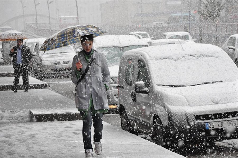 İstanbul'a kar geliyor

                                    Aralık ayının başından bu yana mevsim normallerinin üzerinde seyreden hava sıcaklıkları hızla düşerken, Meteoroloji'den hava durumu uyarıları gelmeye devam ediyor. Türkiye genelinin parçalı ve çok bulutlu, Marmara, Batı Akdeniz, İç Anadolu, Batı ve Orta Karadeniz ile Doğu Karadeniz kıyıları yağışlı geçeceği öngörülürken, yapılan son değerlendirmelere göre pazar günü İstanbul’da karla karışık yağmur görülebilir.
                                