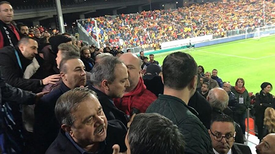 Konyasporlu yöneticilere tribünde çirkin saldırı: "Yobazlar, gidin namaz kılın"