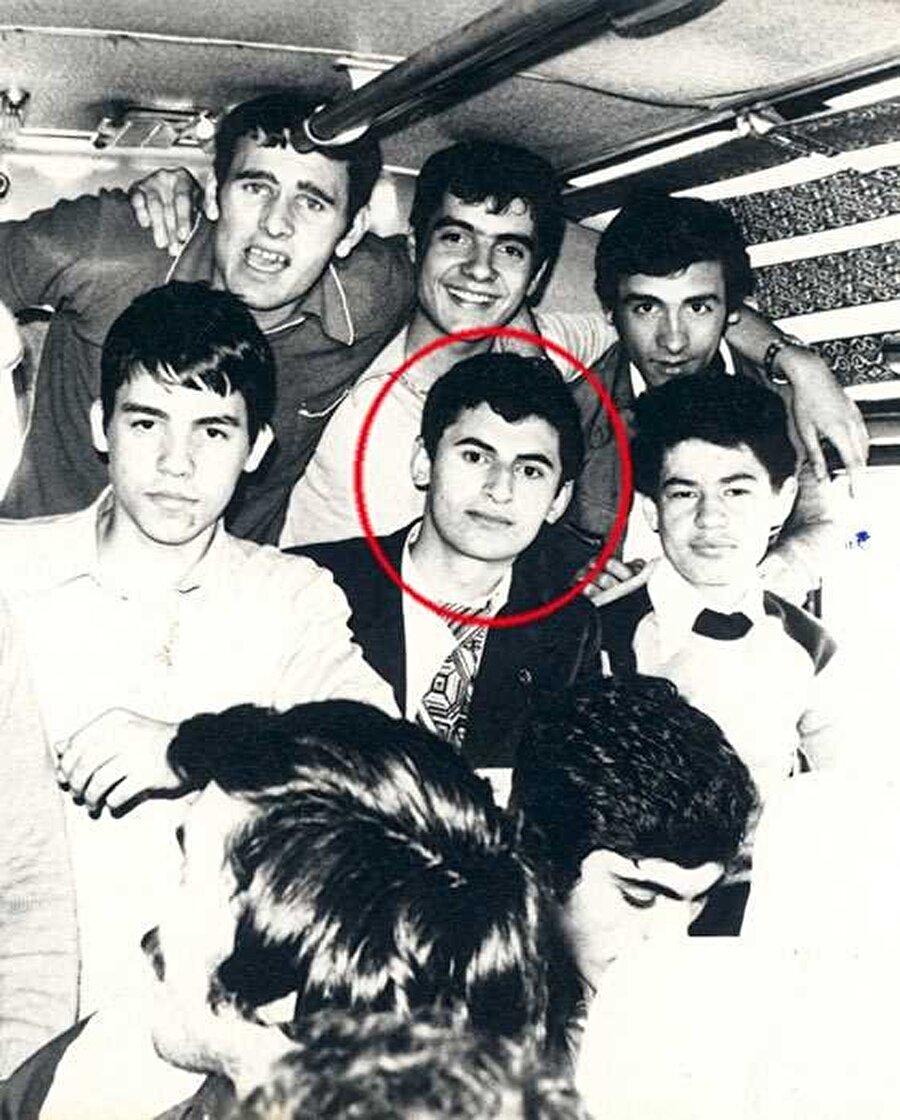 1955 yılında Erzincan’ın Refahiye ilçesinde dünyaya gelen Binali Yıldırım, evli ve üç çocuk babasıdır.

                                    
                                    
                                    
                                    
                                
                                
                                
                                