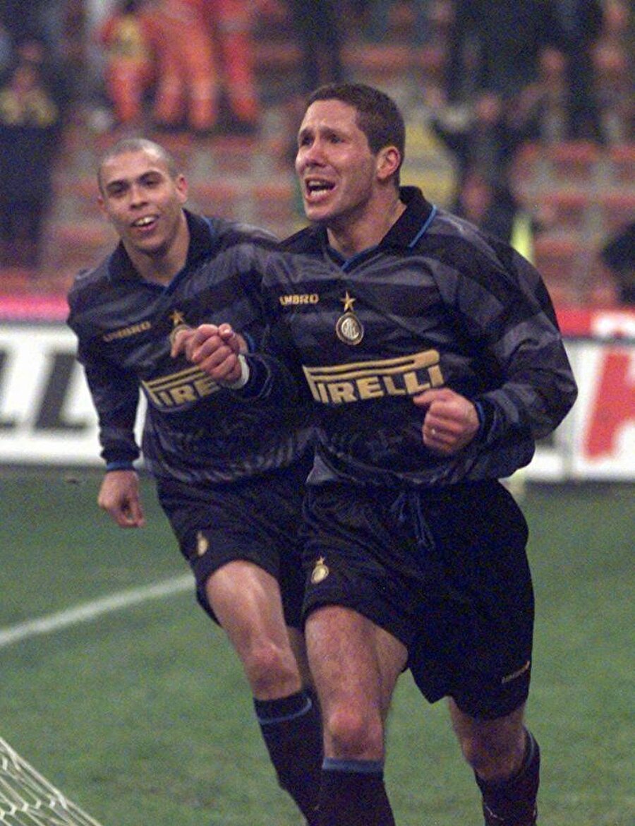 1997 yılında ise Simeone'nin yolu bir kez daha İtalya'ya düştü. 1997-1999 yılları arasında Inter forması giyen Simeone ortaya koyduğu futbolla taraftarların da gönlünde taht kurdu. 