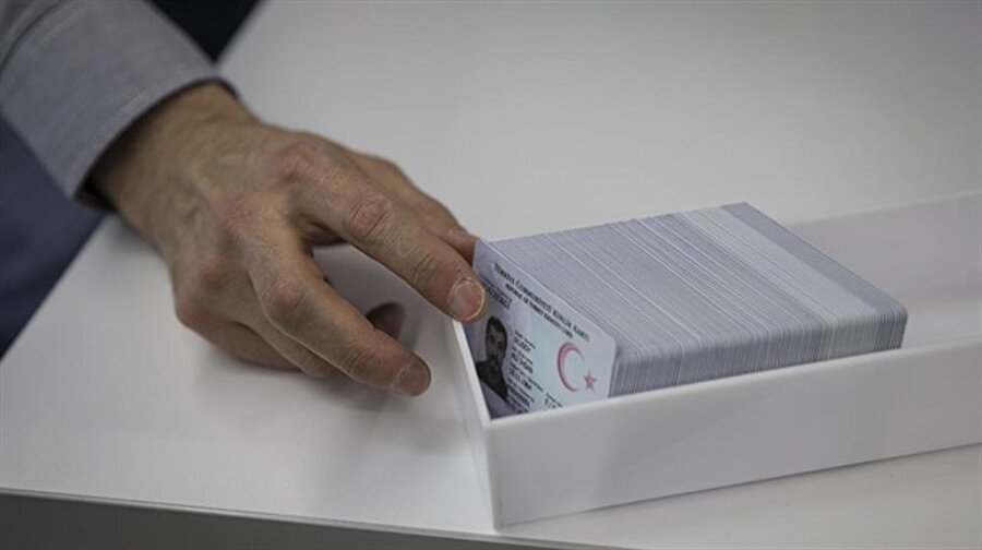 Yeni çipli kimliklerin dağıtımının 2017 yılsonunda biteceği dedikodusuyla nüfus müdürlüklerine akın eden vatandaşlara uyarı geldi.