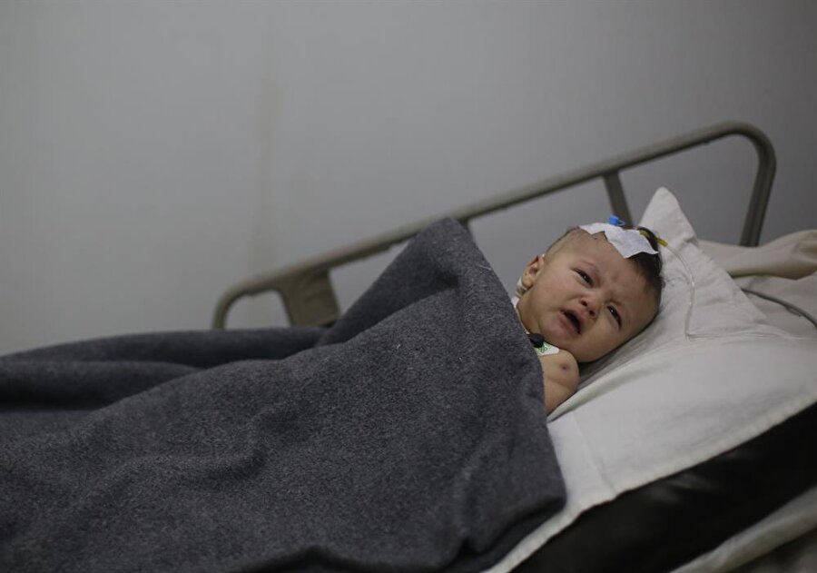 Doğu Gutalı Hani bebek de hayatını kaybetti

                                    
                                    
                                    Rejimin geçen perşembe Doğu Guta'nın Ayn Terma beldesine düzenlediği hava saldırısında annesi Gufran'ı ve 3 yaşındaki ablası İman Muhammed'i kaybeden ve aynı saldırıda ağır yaralanan 5 aylık Hani bebek, dün gece yaşamını yitirdi.Rejimin "aç bırakma silahı" en çok yaklaşık 400 bin nüfuslu bölgenin yarısını oluşturan bebek ve çocukları vurdu. UNICEF, 10 Aralık'taki açıklamasında, 7-17 yaşlarındaki 137 çocuğun tedavileri yapılmak üzere acilen tahliye edilmesi gerektiğini bildirdi.Rejimin hastaneler, sağlık merkezleri ve ilaç depolarını hedef alması ve yenilerinin tedariğini engellemesi sonucu hastalar kaderlerine terk edildi.
                                
                                
                                