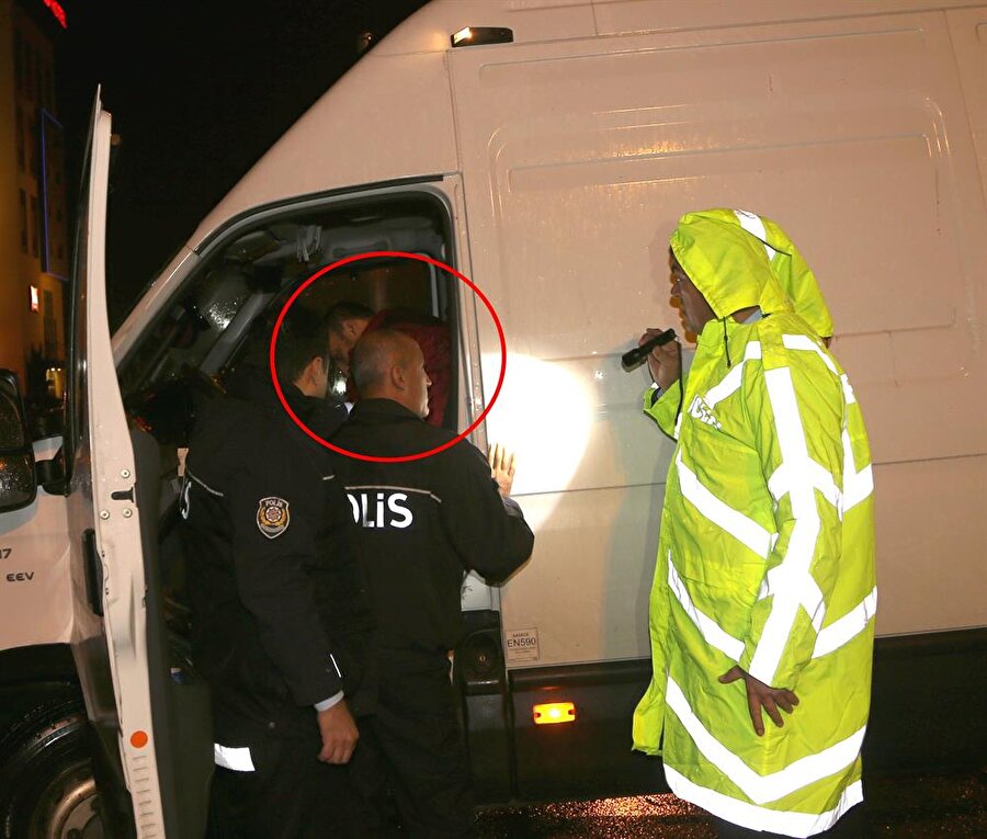 Bıçak yarasıyla araç kullanıp polislerden yardım istedi