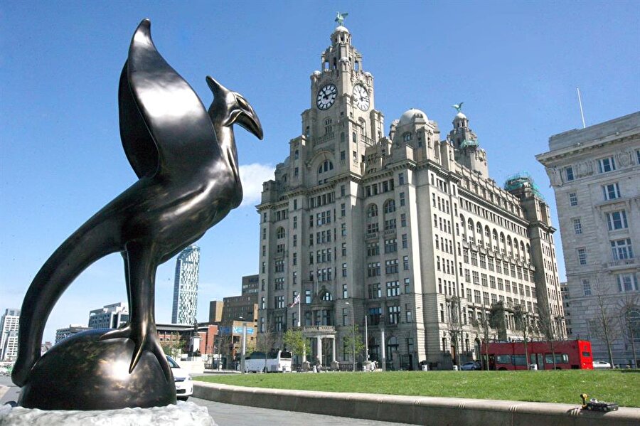 Kentin 13. yüzyıldan bu yana simgesi haline gelen Liver Bird, yarı karabatak yarı kartal olan mitolojik bir kuş ve Liverpool taraftar gruplarının pankartlarında kullandıkları en temel simgelerin başında geliyor.

                                    
                                