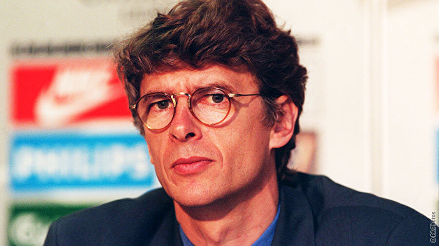 
                                    1987 ile 1994 yılları arasında Wenger, Monaco'yu çalıştırdı. Wenger oyun anlayışı ve istikrar anlayışıyla görev aldığı kulüplerde dikkat çekmeye başladı. 
                                