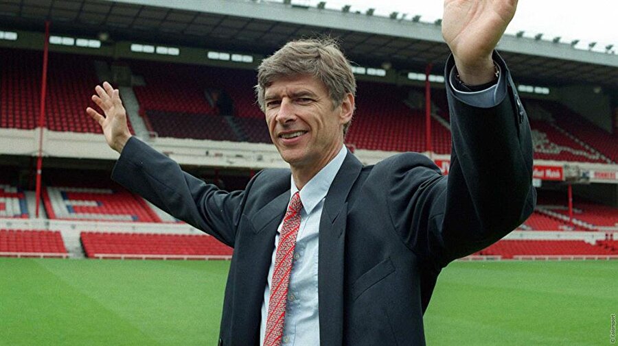 
                                    Takvimler 1 Ekim 1996'yı gösterdiğinde Arsene Wenger efsaneleşeceği Arsenal'e imza attı. 
                                