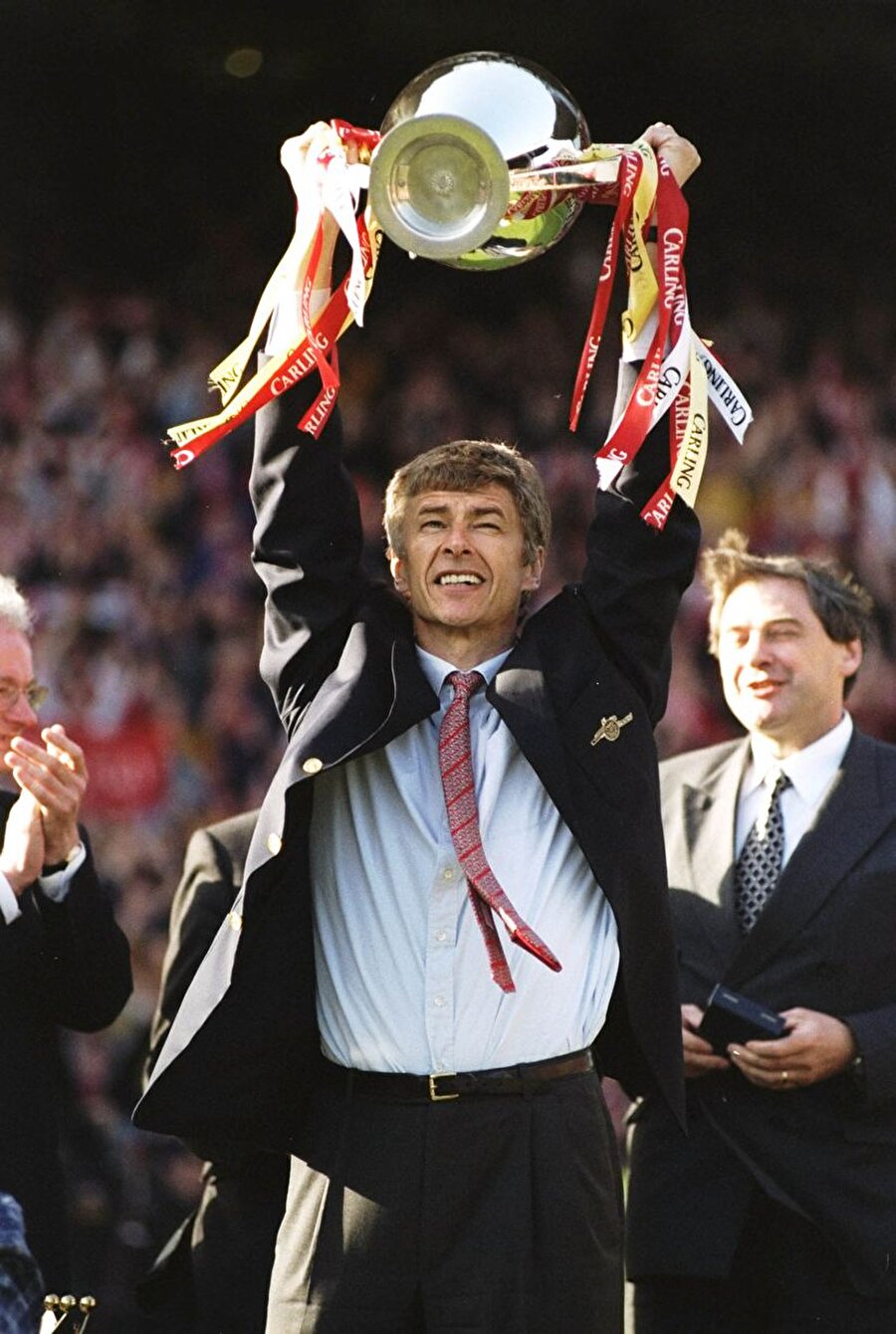 
                                    Wenger yönetimindeki Arsenal; üç Premier Lig ve yedi İngiltere Lig Kupası şampiyonluğu yaşadı.  
                                