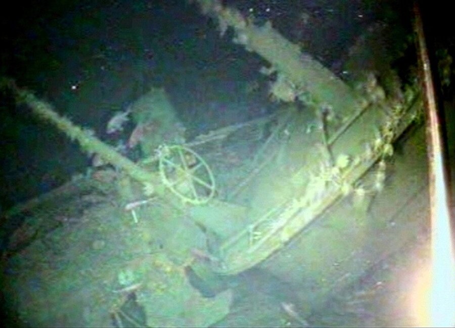 Avustralya'nın en eski denizaltısı 103 yıl sonra bulundu 

                                    
                                    Avustralya Savunma Bakanı Marise Payne, 14 Eylül 1914'te kaybolan HMAS AE-1‘in enkazının Papua Yeni Gine’nin York Dükü Adaları açıklarında, 300 metre derinlikte tespit edildiğini açıkladı. Enkazın bulunmasını "Avustralya'nın en eski deniz gizemi çözüldü" diyerek duyuran Payne, "1914'ten bu yana denizaltı ve ekibi, ebedi devriyedeydi. Şimdi bulundular. Enkazın bulunmasının, denizaltıda hayatını kaybedenlerin yakınlarına huzur getireceğine inanıyorum. Belki zamanla kaybolma nedenini de ortaya çıkarabiliriz." dedi.
                                
                                
