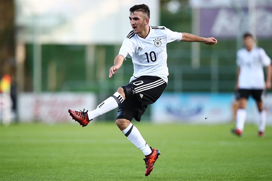 Almanlar yeni Mesut Özil'ini buldu 

                                    
                                    Almanya'da bir Türk'ün daha yıldızı parlıyor. Mainz'ın altyapısında 14 maçta gösterdiği 12 gol ve 15 asistlik performansla Bundesliga devlerinin gözlerini üzerine çeken Erkan Eyibil, Almanlar son gözde yıldız adayı olarak gösteriliyor.
                                
                                