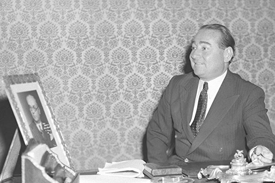 Tarih:16 Mayıs 1952, Türkiye Cumhuriyeti Başbakanı Adnan Menderes, Yunanistan’ı ziyaret eder. Bu ziyarette her iki ülkenin dostluklarının pekiştirilmesi için aralarında, milli takımlar düzeyinde bir futbol maçı yapılması kararı alınır. Çünkü, her iki ülke, NATO’ya girme aşamasındadır ve özellikle Amerika, her iki ülke arasındaki ilişkilerin gelişmesini istemektedir.