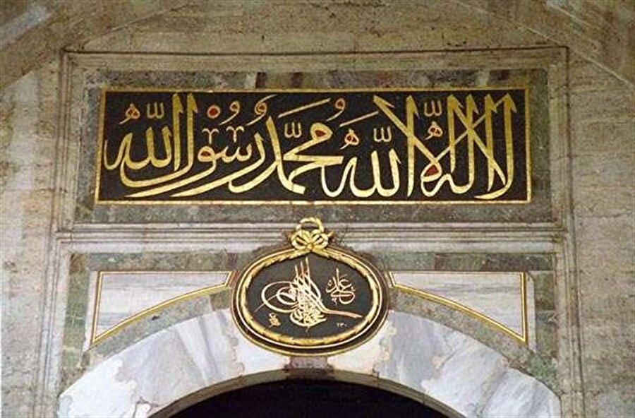 Bir adet som altın üzerine pırlanta ile Kelime-i Şehadet yazılı levha.