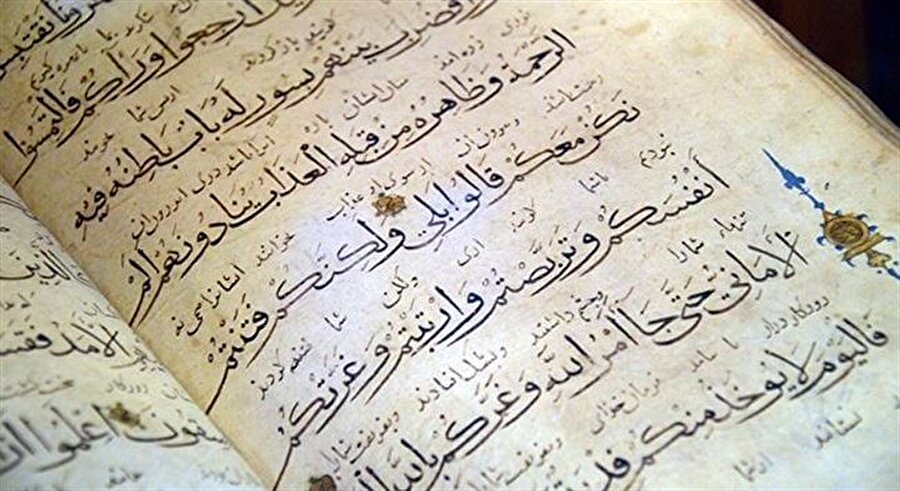 
                                    5 adet eski el yazması Kuran ve 4 adet Kuran cüzleri.
                                