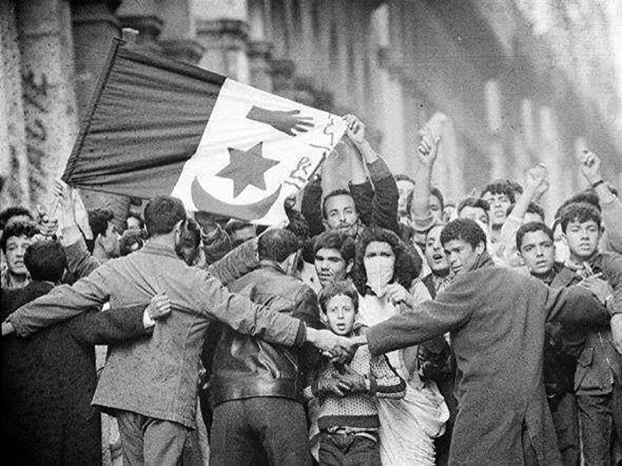 Cezayir’in bağımsızlığı Gaulle döneminde oldu 

                                    
                                    
                                    
                                    Cumhurbaşkanı olduktan sonra ilk işi Cezayir sorunu oldu. Kendisi askeri olarak bu sorunun çözüleceğini düşünse de Fransa’nın katliamlarının Pari yönetimine uluslararası baskısı onu farklı bir politika uygulamaya itti. Cezayir’de bağımsızlık yanlısı için savaşan Ulusal Kurtuluş Cephesi ile görüşmelere başladı. Bunun üzerine ülkedeki milliyetçilerin tepkisiyle karşılaştı. Hatta ordu içerisindeki bazı askerler bu politikayı engellemek için darbe bile yaptı fakat başarısız oldu1962 yılında yapılan anlaşmayla bağımsız olan Cezayir, Fransa’nın sömürüsünden kurtuldu.
                                
                                
                                
                                