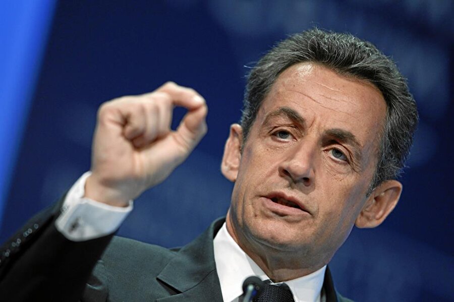 Fransa 43 yıl sonra NATO’ya döndü

                                    
                                    
                                    Fransa, 2009 tarihinde 1996’da ayrıldığı NATO’nun askeri kanadına Türkiye dahil tüm ülkelerin oluruyla döndü. İttifakın yayımladığı ortak bildiride, kapıların yeni adaylara açık olduğu da belirtildi. Dönemin Cumhurbaşkanı Sarkozy, zirvede yaptığı konuşmada, "Fransa ittifak bünyesinde tam yerini alıyor" dedi ve "aileden olduklarını" anlattı.
                                
                                
                                