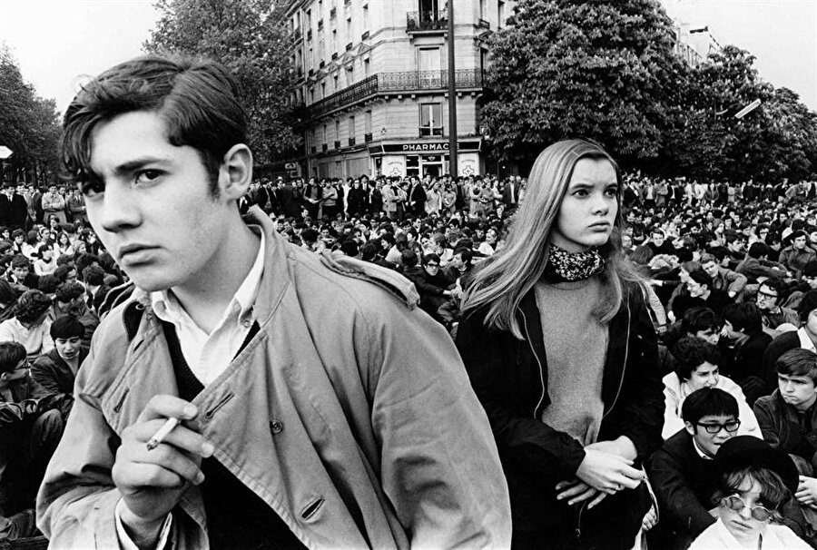Halkın büyük tepkisiyle karşılaştı

                                    
                                    
                                    Nükleer silah üretimi, Cezayir’in bağımsızlığı ve NATO’dan çıkmak gibi büyük değişim yaşatan De Gaulle, büyük tepkiyle karşılaştı. Yüzbinlerce üniversite ve lise öğrencisiyle birlikte işçiler, De Gaulle’ye karşı protesto gösterisi düzenledi. ‘1968 Olayları’ olarak tarihe geçen bu protestolar sonrası De Gaulle, erken seçime gitti. Güçlü muhalif hareketlere rağmen parlamentodaki 487 koltuktan 358'ini kazanmayı başardı.
                                