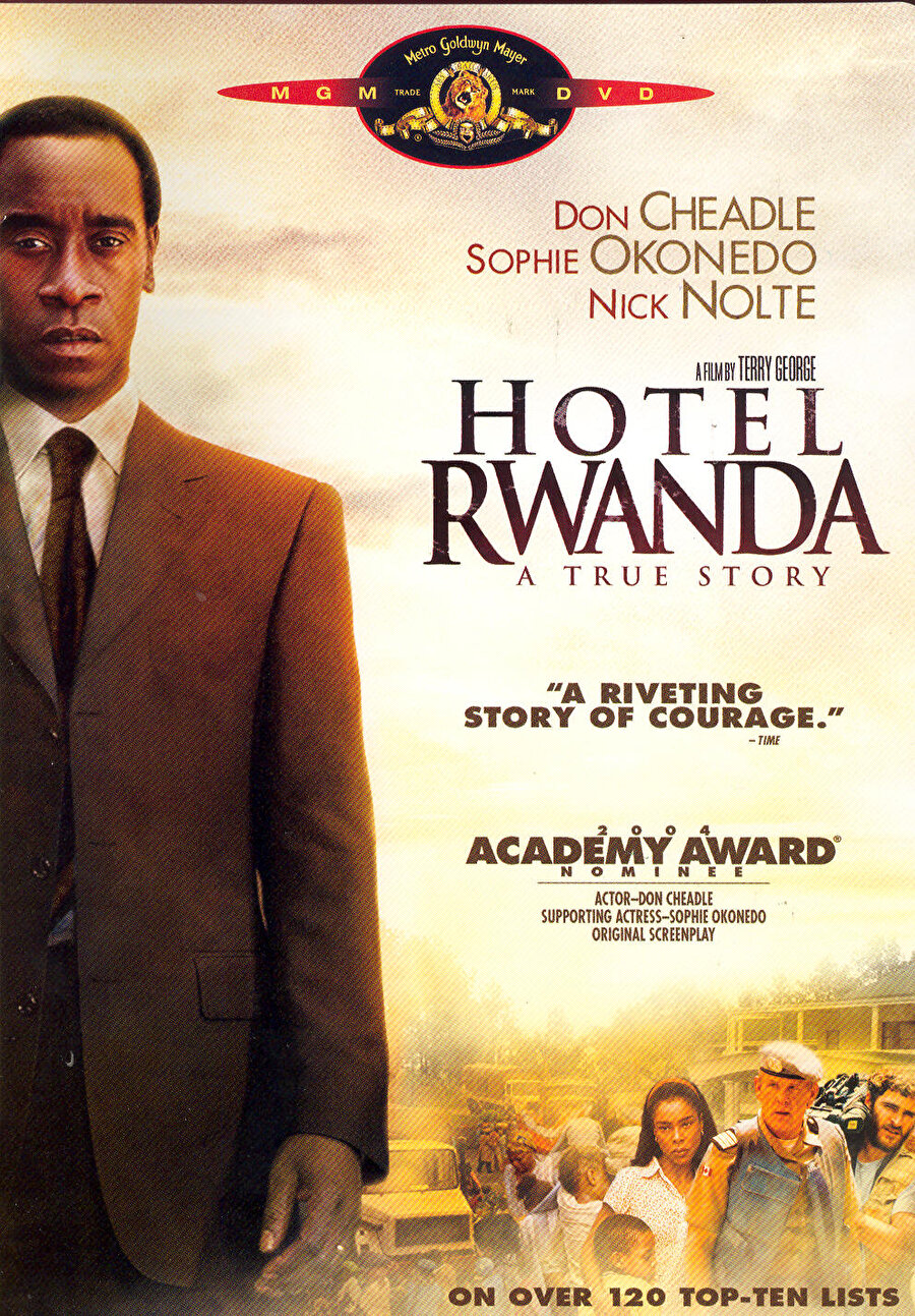 Hotel Rwanda
Konusu: Paul Rusesabagine, Kigali’de oldukça pahalı bir otel yönetmektedir. Onun için ırk kategorize edilmesi gereken bir insan özelliği değildir. Bir Tutsi olan Tatiana ile mutlu bir evlilikleri vardır. Tutsi isyankarlarının öldürülmesiyle biten barış süreci sonucunda katliama başlayan Hutu milisleri, şehri bir kan gölüne dönüştürmektedirler. Paul, hem kendi ailesini hem de masum insanları korumak üzere bir şeyler yapmak zorundadır.