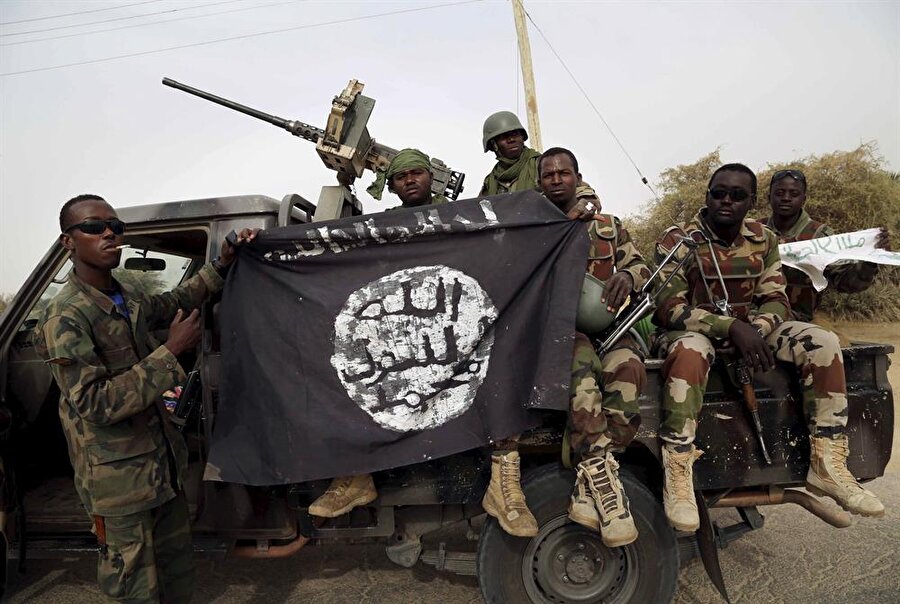 2000'li yılların başında ortaya çıkan Boko Haram örgütü, ülkenin kuzeyinde 2009'dan itibaren şiddet eylemleri düzenleyerek orduyla çatışıyor.