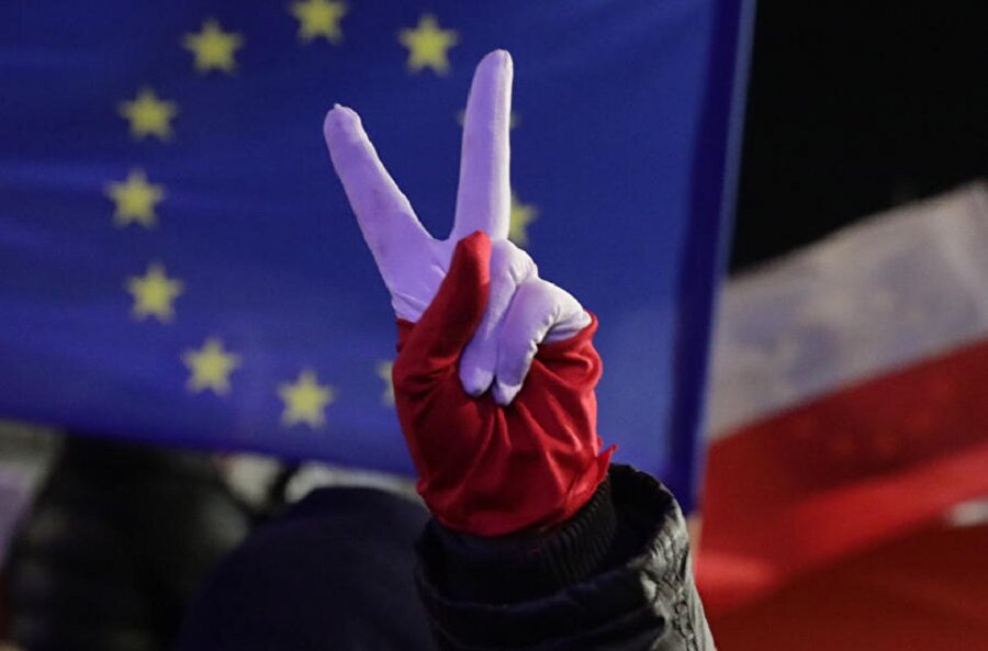 Yürürlüğe sokulan 7. Madde
Ama AB tarihinde ilk kez alınan 7.madde, Polonya’nın AB haklarını kaybetmesine kadar sebep olabilir. Yürülüğe konulan bu karar daha önce hiçbir AB üye ülkesine kullanılmamıştı.