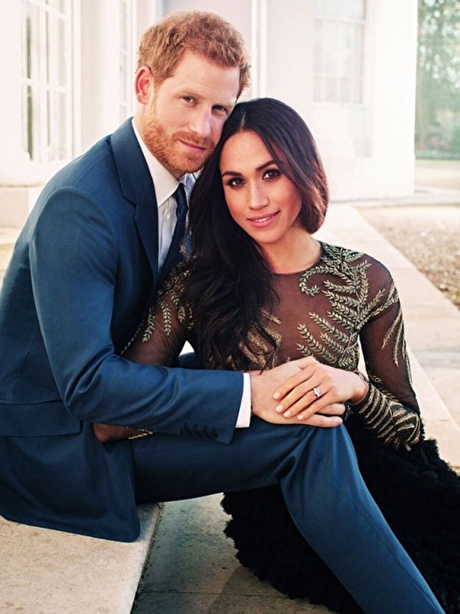 Meghan Markla resmen kraliyet Ailesi'ne katıldı 

                                    Prens Harry ve nişanlısı Meghan Markle, İngiltere Kraliçe'sinin düzenlediği Noel yemeğine birlikte katıldılar. Kraliçe'nin gelenekleri bozarak çifti evlenmeden önce kraliyet etkinliğine birlikte davet etmesi dikkat çekti.
                                