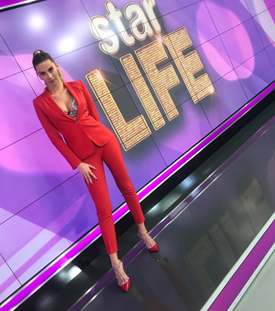 Yerin dibine soktu!
Ünlü şarkıcı Demet Akalın, Star TV'nin magazin programı Star Life'ın sunucusu Dilay Korkmaz'ı sosyal medya hesabında yerin dibine soktu.