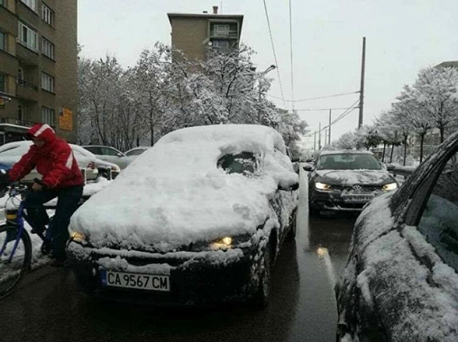 Kar küreme

                                    
                                    
                                    Bu dayımız da dünyanın en zahmetli işlerinden birisi olan kar küreme eylemini ihtiyacı olarak kadar yapıp çevresine "nasıl olsa güneş açacak ve bu karlar eriyecek" mesajı vermiştir.
                                
                                
                                