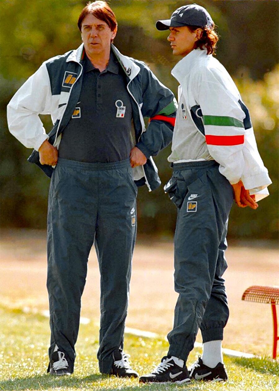 Paolo ve Cesare Maldini

                                    Cesare Maldini 5 Şubat 1932'de İtalya'nın Trieste şehrinde dünyaya geldi. 1952'de Triestina formasıyla profesyonel kariyerine adım atan Maldini 1954'te efsaneleştiği Milan'a imza attı. 1967'de futbolculuk kariyerine son veren Maldini ardından çeşitli kulüplerde teknik direktörlük yaptı. Cesare Maldini 3 Nisan 2016'da yaşamını yitirdi. Ünlü futbolcunun oğlu Paolo Maldini de bir futbol efsanesi. 2009'da emekli olan oğul Maldini kariyeri boyunca yalnızca Milan forması giydi. Maldini babasıyla aynı takımda çalışma şansını da yakaladı.
                                