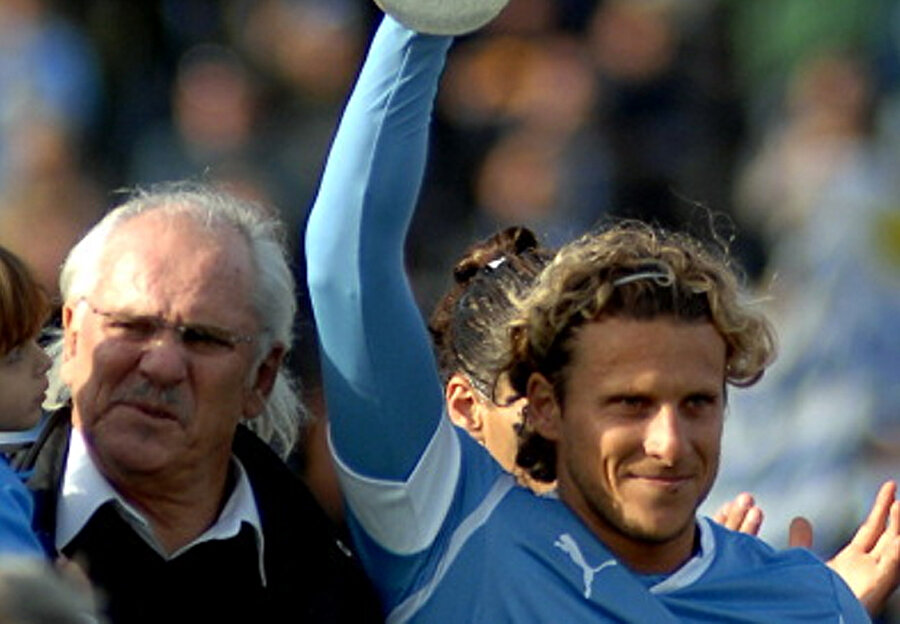Diego ve Pablo Forlan

                                    14 Temmuz 1945 doğumlu Pablo Forlan ülkesi Uruguay'da çeşitli takımların formasını giydi. Başarılı savunma oyuncusu Brezilya ekipleri Santos ve Cruzeiro'da da oynadı. Oğlu Diego Forlan ise babasından daha başarılı bir isim oldu. Diego Forlan son olarak Mumbai City forması giydi.
                                