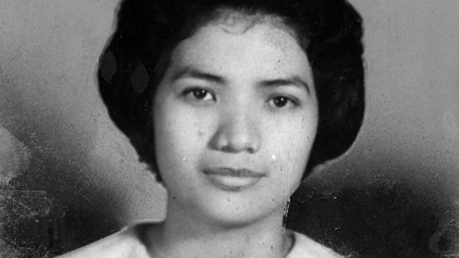 1966 yılında bir ticaret gemisinde tayfalık yapmaya başlayan Richard Speck, sıcak bir Temmuz gününde New Orleans’a gitmek üzere Chicago’da bekliyordu. Gününü yiyip, içerek ve yerel bir hastanede çalışan hemşirelik öğrencilerinin kaldığı bir yurdu gözlemleyerek geçiren Richard, saat 23.00 sularında yurda giderek kapıyı çaldı. Kapıyı açan Filipinli hemşerilik öğrencisi 23 yaşındaki Corazon Amurao kendisini, elinde bir tabanca ve bir bıçak olan, yüzü akne izleriyle kaplı bir yabancıyla karşı karşıya bulmuştu.
Richard, karşısındaki kıza “Seni incitmeyeceğim. New Orleans’a gitmek için parana ihtiyacım var” diyerek zorla içeri girdi.