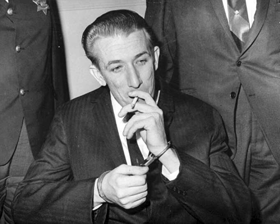 Tutuklanan Richard Benjamin Speck iki hafta süren duruşma boyunca masum olduğunu ve cinayetlerden haberdar olmadığını söyledi.
Mahkemede, katliamdan kurtulan Amurao’ya arkadaşlarına tecavüz eden ve öldüren adamın kim olduğu soruldu. Genç kız, ayağa kalktı, mahkeme salonunu dolaşıp parmağını doğrudan Ricard Speak’in yüzüne uzatarak, “Bu, o” dedi.
Ölüm cezasına çarptırılan Ricard Speck, ABD Anayasa Mahkemesi’nin idam cezasını kaldırmasının ardından 8 kez ömür boyu hapse mahkum edildi. 19 yıl hapishanede kalan Speck kalp krizi geçirip yaşamını yitirdi.