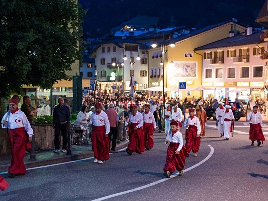 
                                    
                                    
                                    
                                    
                                    
                                    
                                    
                                    Moena, yaz aylarında 3 bin kış aylarında ise 20 bine yaklaşan nüfusuyla kış turizmine oldukça elverişli bir bölge. Köy sakinleri Türklere olan hayranlıklarını her yıl Ağustos’un 19 ve 21'i arasında yapılan ‘Türkiye Festivali’yle gösteriyor.
                                
                                
                                
                                
                                
                                
                                
                                