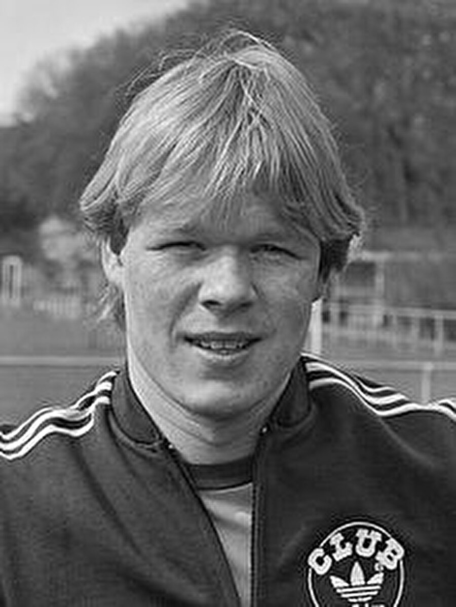
                                    Koeman 1986-1987, 1987-1988 ve 1988-1989 sezonlarında PSV Eindhoven formasıyla lig şampiyonluğu başarısı yaşadı.
                                