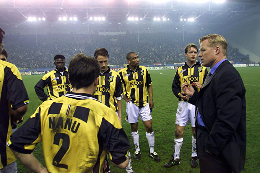 
                                    1998-2000 yıllarında Barcelona'da yardımcı antrenörlük yapan Koeman, 2000'de Vitesse ile sözleşme imzaladı. 
                                