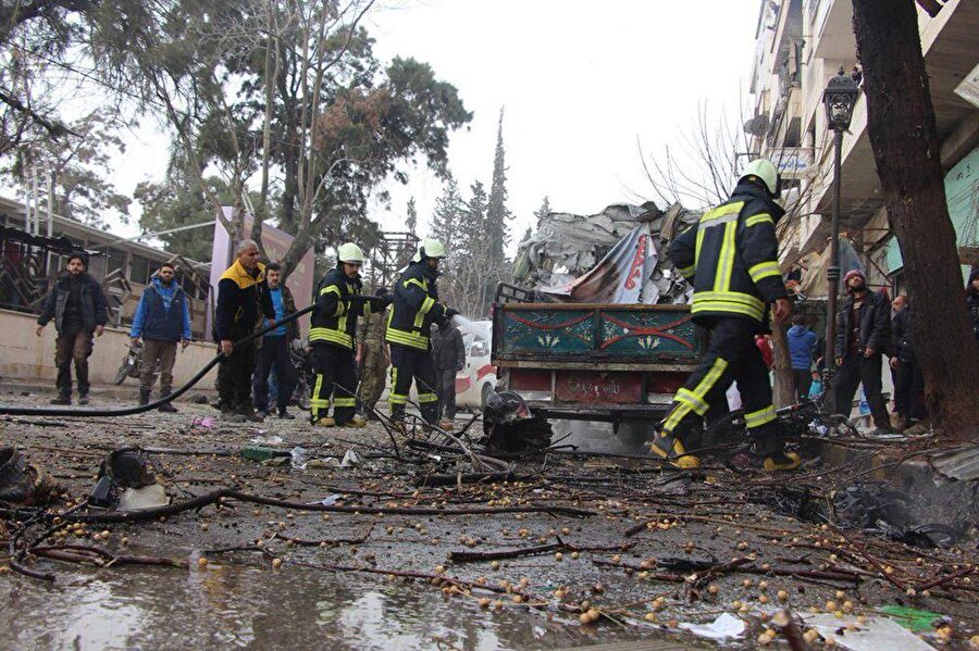 Pakistan'da bomba imha ekibine bombalı saldırı: 3 asker öldü

                                    Pakistan'ın
Kuzey Veziristan bölgesinde bomba imha ekibini hedef alan bombalı saldırıda 3
asker hayatını kaybetti. Hükümet yetkilisi Kamran Afridi, yaptığı açıklamada,
Kuzey Veziristan'ın Gulam Han bölgesinde bomba imha ekibinin çalışması
sırasında yol kenarına yerleştirilen bombanın patlatılması sonucu 3 askerin
yaşamını yitirdiğini bildirdi.
                                