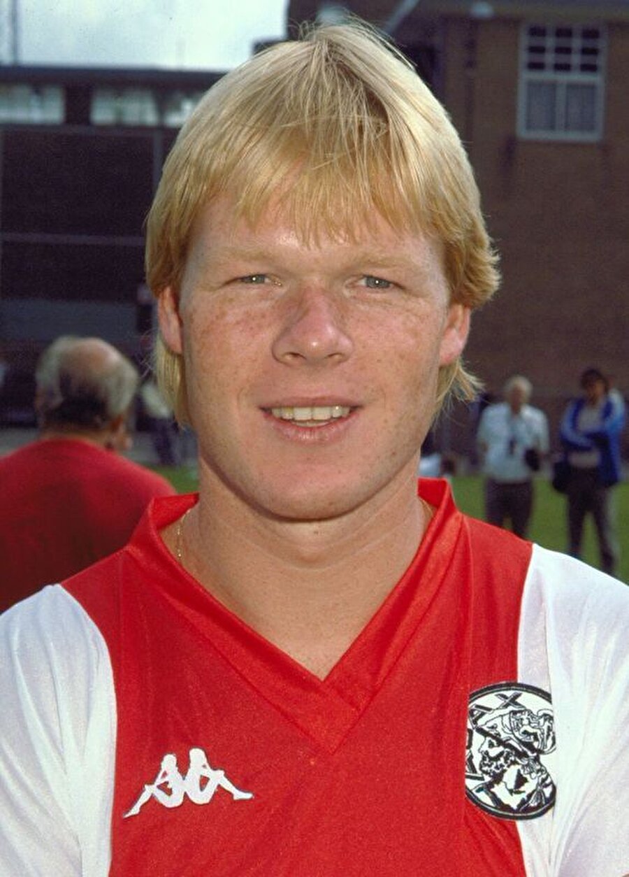 
                                    Futbola Groningen'de adım atan Koeman, 1983'te Ajax’a transfer oldu. 1983-1986 yılları arasında Ajax ile 94 maça çıkan Koeman 23 kez fileleri sarstı.
                                