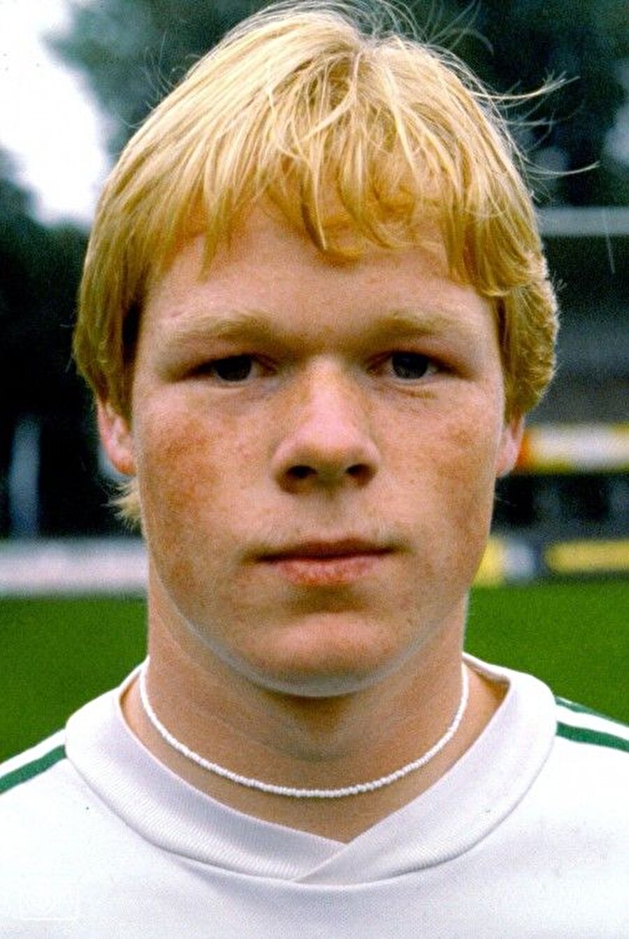 
                                    Ronald Koeman, 21 Mart 1963 tarihinde Hollanda'nın Zaandam şehrinde dünyaya geldi.  Küçük yaşta futbol tutkusu başlayan Ronald Koeman önceleri orta sahada görev alıyordu. 
                                