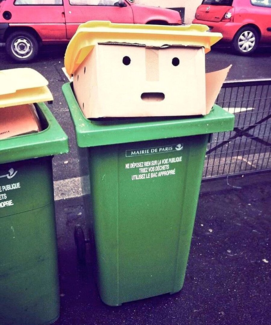 Çöpe atılmış Trump kolisi

                                    
                                